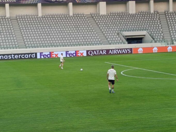 Vladan Milojević potpisuje loptu na Kipru