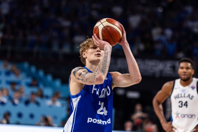 Lauri Markanen i Mika Murinen na utakmici protiv Srbije
