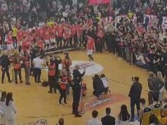 HAOS PRED DODELU PEHARA! LAZIĆ NIJE ŽELEO DA PODIGNE TROFEJ: Svi ga gurali, a on uporno odbijao! Pogledajte scene које nisu bile u TV prenosu (FOTO) dlvvrXBl