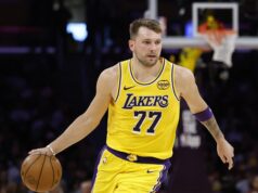 NBA LIGA NE PAMTI OVAKO NEŠTO! Luka Dončić pravi neviđena čuda na startu sezone: Strpao je 49 poena i ispisao istoriju! Ovo čak ni Jokić nije uspeo da uradi! Luka Dončić