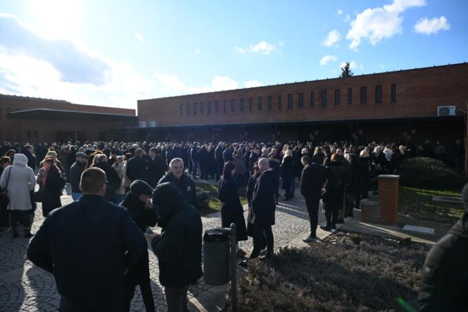 SAHRANA TATJANE JEČMENICE: Tuga i suze na groblju u Novom Sadu! Porodica i prijatelji legendarne teniserke neutešni!