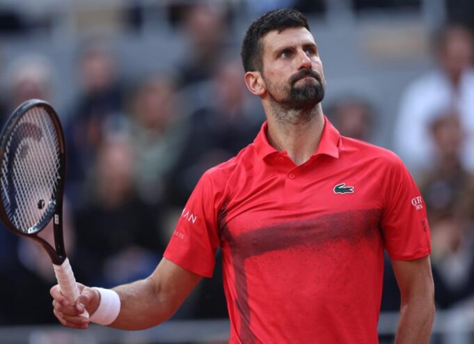 PRIZOR KOJI JE ODUŠEVIO CEO BEOGRAD... Đoković se vratio tamo gde je sve počelo - sedi na stepeništu u svom kraju, prolaznici u potpunoj neverici! VIDEO