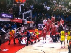 UŽASNA SCENA U MILANU: Bivši košarkaš Crvene zvezde iznet na nosilima sa terena! Dva puta dobio udarac u glavu DJrwRBQe