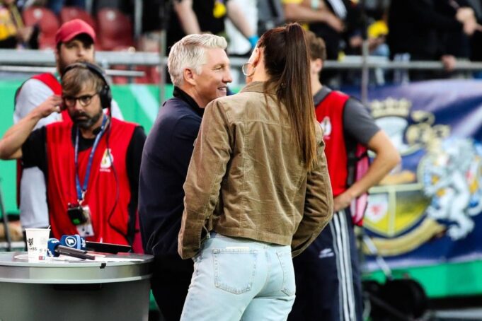 ŠVAJNI GODINAMA NEPRESTANO PROVODI VREME SA PRELEPOM ESTER!