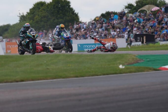 UZAS-POGINULA-DVOJICA-VOZACA-MOTORA-NA-TRCI-JEDNOM-SE-BORE.jpeg Yl1MP0Gl