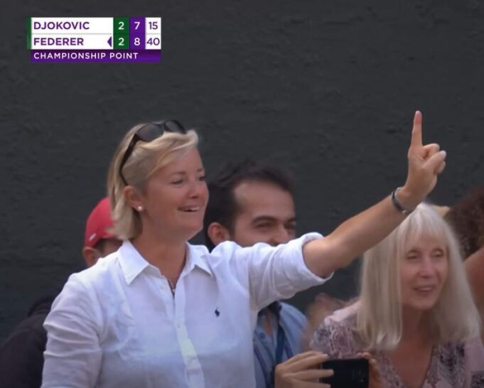 SEĆATE LI SE RODŽEROVE NAVIJAČICE KOJA JE POKAZALA PRST NA MEČU ĐOKOVIĆ - FEDERER: Sada je otkrivena šokantna istina o toj ženi
