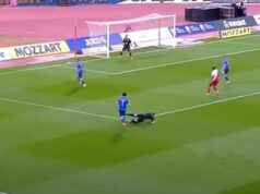 SUDIJA U SUPER LIGI SRBIJE UKLIZAO FUDBALERU! Bizarna scena na utakmici u Novom Sadu, ovo još nismo videli! 38V7pO7l