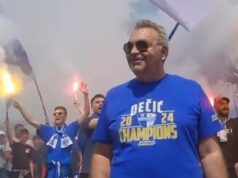 VELIKI BROJ NAVIJAČA NA ULICAMA U CRNOJ GORI ZBOG SKANDALOZNE ODLUKE PRVAKA DRŽAVE! Promenili grb u boje Albanije, gomila ljudi izašla na protest jJd6gzz8