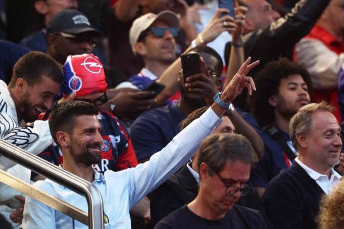 NOVAK PODIGAO TRI PRSTA NA PARKU PRINČEVA I IZAZVAO ERUPCIJU ODUŠEVLJENJA! Iako danas igra važan meč, Srbin ovaj spektakl nije mogao da propusti!