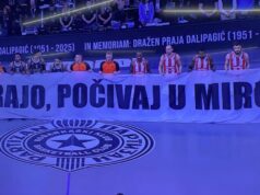 VELIKOM PRAJI U ČAST: Košarkaši Partizana u majicama sa likom Dražena Dalipagića istrčali na teren 4e6643ne