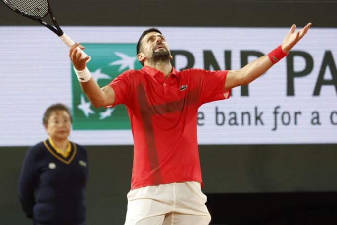 DRAMA NA NOVAKOVOM MEČU! OBEZBEĐENJE JE MORALO DA REAGUJE! Dok je Đoković lomio Zvereva, jedan navijač je IZBAČEN! Haos je nastao u NEZGODNOM trenutku! (FOTO)