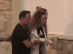 NEUTEŠNA, POTPUNO VAN SEBE, JEDVA STOJI NA NOGAMA… Žotina supruga prvi put viđena u javnosti posle TRAGEDIJE – ovaj POTRESAN SNIMAK obilazi planetu! FOTO profimedia-1018278872.jpg