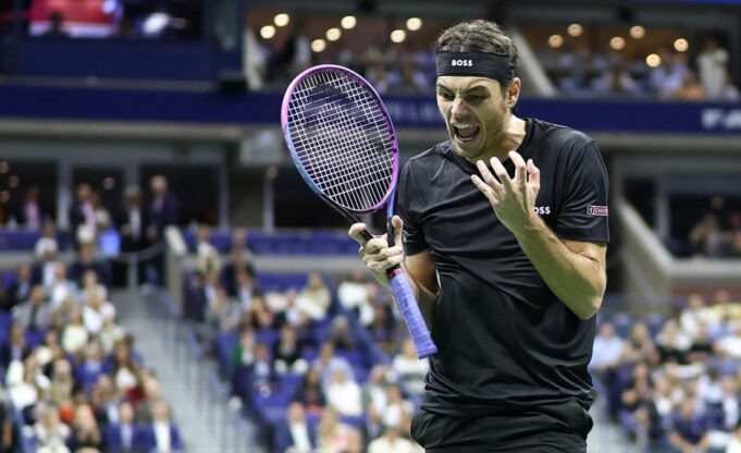 BIZARNO! FRICOV TRENER SE UKLJUČIO U PROGRAM UŽIVO I ŽESTOKO UDARIO PO SVOM IGRAČU! Sve se desilo usred meča protiv Novaka! Svet tenisa ovo još nije video! 