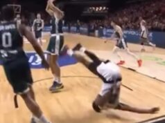 HOROR SCENA NA UTAKMICI LIGE ŠAMPIONA: Posle zakucavanja pao na vrat i ostao nepomičan! Izneli ga sa terena na nosilima! (UZNEMIRUJUĆI FOTO) ZVEZDA-PARTIZAN_84.JPG
