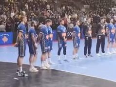 HIMNA LAŽNE DRŽAVE KOSOVO ODJEKIVALA DVORANOM U KOMŠILUKU – EVO KAKO JE PUBLIKA REAGOVALA! Ista scena kao i pre tri godine… (FOTO) RJza5pwl