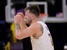 Luka Dončić na udaru navijača posle poraza Lejkersa od Minesote E8g9gMWJ