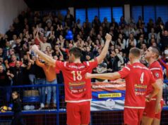 HALA KRCATA, NAROD PONOSAN, OK LJUBINJE DOČEKAO TROFEJ POSLE 27 GODINA! Ovo je jedna od najlepših odbojkaških priča, a o ovom klincu će se tek pričati! dlvvV2Gl