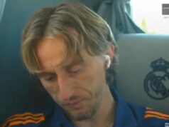 SLAVNI HRVAT SE POTPUNO SLOMIO! Isplivao snimak iz autobusa Reala: Modrić grcao u suzama dok je gledao u svoj mobilni telefon! (FOTO) NJKoVGDJ