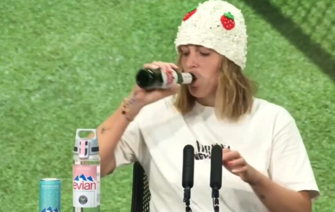 SA FLAŠOM PIVA DOŠLA NA KONFERENCIJU POSLE PORAZA: Teniserka sve iznenadila posle eliminacije na Vimbldonu! (VIDEO)
