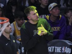 Navijač Lejkersa uslikao trenutak u kom je Luka Dončić trejdovan xe4GoXWJ