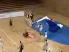 UŽAS U HRVATSKOJ! Košarkaš Splita zakucao, konstrukcija mu pala na glavu! (FOTO) Delije