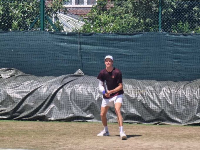EKSKLUZIVNO! Snimili smo trening Sinera na SKRIVENOM terenu! Da li je Italijan POVREĐEN pred okršaj sa Đokovićem?! Jedan detalj BRINE Novakove navijače!