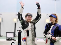 STRELJAŠTVO: Srebrna medalja za Teodoru Vukojević na MASPED kupu u Budimpešti Anastasija_Zivkovic_zlato_solo_Talin_sa_trenerima_reprezentacije_Manojlovicem_i_Ikerom.jpg
