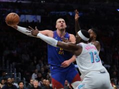 LETEO PO TERENU, DELIO MAGIČNE ASISTENCIJE, POGAĐAO ODAKLE JE HTEO… Pogledajte kako je Nikola Jokić uništio Majami! Čista košarkaška poezija! (FOTO) VJYYgQDJ