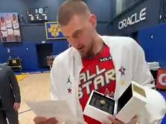 NIKOLA JOKIĆ DOBIO NEOBIČAN POKLON NA OL-STARU! Mladi navijači mu prišli, a on se šokirao, pa oduševio! Snimak zbunjenog Srbina obišao planetu! (FOTO) 68x4Aq98