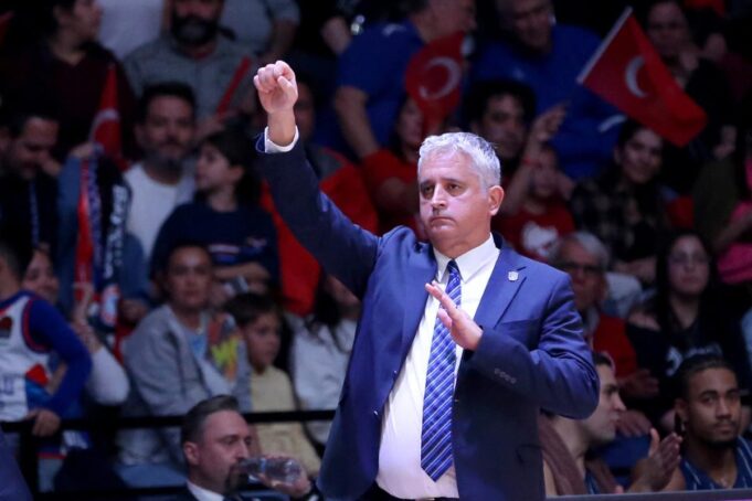 KOKOSKOV-POSLE-NOVOG-KRAHA-EFESA-Ovo-je-napravilo-veliku-razliku.jpg Jeziva povreda Papajanisa na utakmici Efes - Panatinaikos