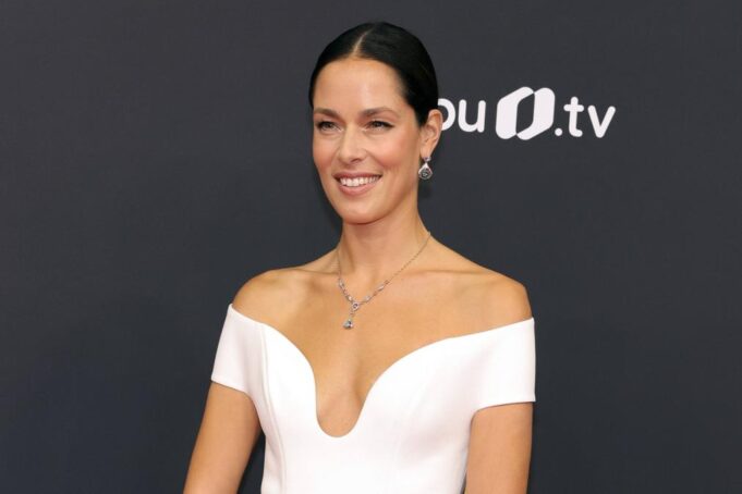 ANA IVANOVIĆ U NIKAD KRAĆEM MINIĆU: Pokazala svoje atribute, svi pričaju šta je Bastijan izgubio zbog Silve