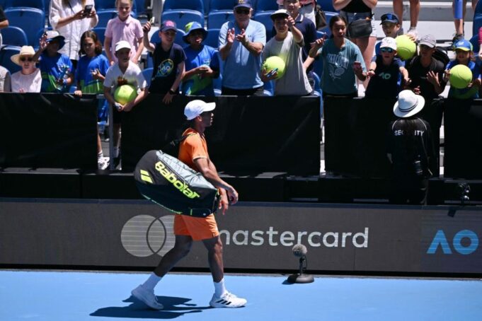 PRVA VELIKA SENZACIJA NA AUSTRALIJAN OPENU - Ispao sedmi nosilac, jedva izašao sa terena!