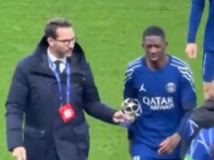 BIZARNA SCENA NA UTAKMICI LIGE ŠAMPIONA! UEFA naterala zvezdu PSŽ-a da primi nagradu i da pozira, pogledajte fotografiju o kojoj bruji Evropa jJd6mmY8