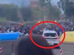 UZNEMIRUJUĆE SCENE! Beli auto pregazio navijače! Usledio je stampedo – evo šta su mu uradili (FOTO) VlG6aaR8