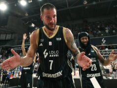 GROBARI SKANDIRALI BIVŠEM KAPITENU: Žofri Lovernj se odmah javio i odgovorom zapalio navijače M8PqLN3l