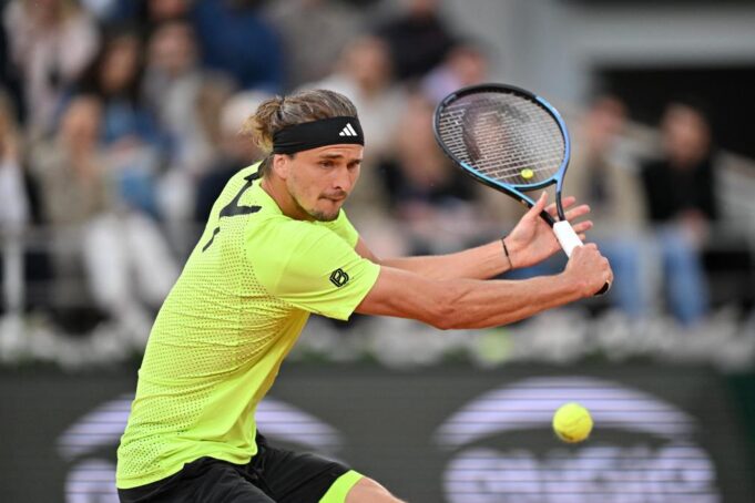 ZVEREV SE PROŠETAO DO POLUFINALA HALEA: Nemac slavio nad Kobolijem posle dva seta