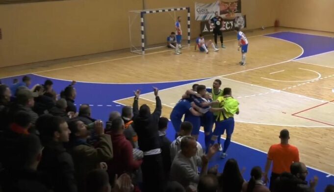 SPEKTAKL-U-SMEDEREVSKOJ-PALANCI-Pune-tribine-devet-golova-drama-i.jpg veB5YvwJ