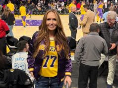 PRELEPA MAJKA LUKE DONČIĆA JEDNIM POTEZOM SVE ODUŠEVILA! Obukla je OVO, pa ukrala šou na meču Lejkersa i Bogdanovih Klipersa! O njoj bruji cela Amerika! (FOTO) ge3AwzYl