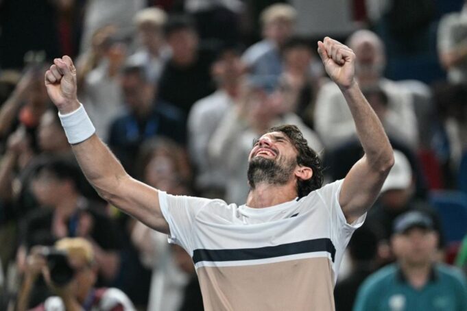 DOŠAO U ŠANGAJ KAO TOTALNI AUTSAJDER, PA NAPRAVIO NEVIĐENO ČUDO! Srušio velikog Novaka Đokovića, pa podigao najvredniji trofej u karijeri!