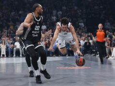 EVROPA U NEVERICI GLEDALA SNIMAK IZ ARENE! Košarkaš Olimpije sam sebe sapleo, pa poleteo, a onda iznenadio izjavom: Ako je sudija svirao… Džabari Parker, Leandro Bolmaro, KK Partizan, Armani