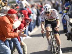 BIZARAN NAPAD NA SLOVENCA: Pogačar pod istragom zbog prolaska kroz crveno svetlo na železničkom prelazu tokom trke Tadej Pogačar, Biciklizam