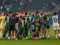 POTPUNI HAOS U BUNDESLIGI: Igrači se tukli, besni navijači divljali na stadionu! Lajpcig