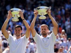DŽULIJAN I LOJD ŠAMPIONI VIMBLDONA: Britanski dubl podigao trofej u Londonu DŽULIJAN I LOJD ŠAMPIONI VIMBLDONA: Britanski dubl podigao trofej u Londonu