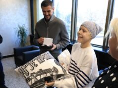 MIA ISPUNILA SVOJU ŽELJU: Hrabra 14-godišnja devojčica koja se bori sa karcinomom posetila Partizan xe9jodM8