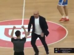 ČUVENI CRNOGORAC HTEO DA PREBIJE SUDIJU! Skandal u Ljubljani: Zvezdanu Mitroviću pukao film – jurio arbitra po terenu, moralo da reaguje obezbeđenje! VJZLpRE8
