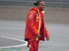 ČUVENI ŠAMPION ZAGRMEO! Hamilton odbacio kritike o njegovom odnosu sa inženjerom Ferarija VJZLpnv8