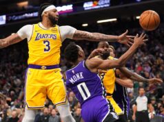 NAPUSTIO TEREN DRŽEĆI SE ZA STOMAK: Košarkaš Lejkersa Dejvis pauzira najmanje nedelju dana OJqw2QL8