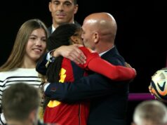 OSUĐEN BIVŠI PREDSEDNIK SAVEZA ZBOG TOGA ŠTO JE POLJUBIO FUDBALERKU: Tvrdio da je pristala da se poljube, ali… Gep1GVb8