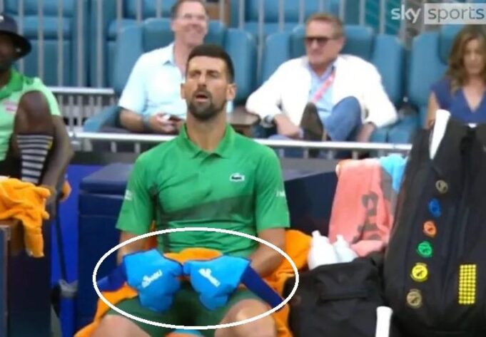 ĐOKOVIĆ JE TOKOM MEČA PROTIV KORDE NOSIO PAR TAJANSTVENIH RUKAVICA! Evo zbog čega je Novak povukao ovaj potez!