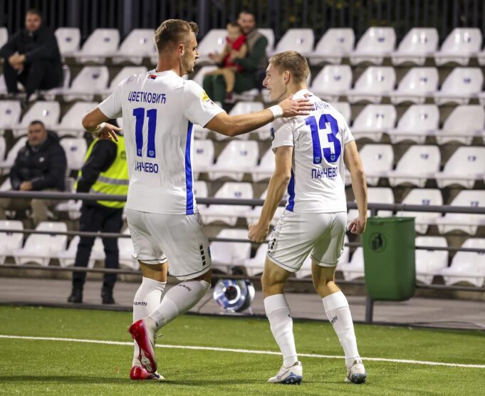 PANCEVCI-SLAVILI-U-IVANJICI-Zeleznicar-srusio-Javor-i-plasirao-se.jpeg Jovan Milosavljević prilikom potpisa ugovora sa Malmeom